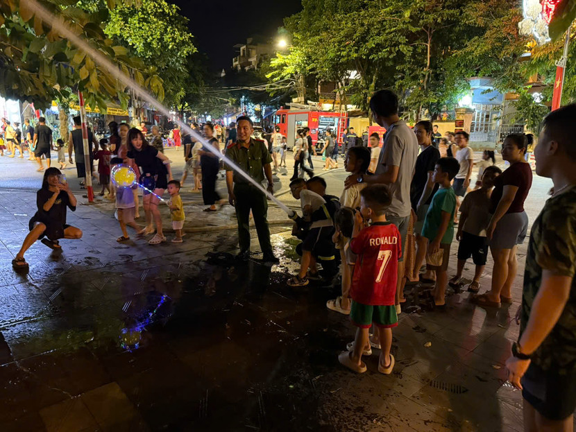 Đông đảo người dân trải nghiệm thực hành sử dụng trang phục, trang thiết bị, phương tiện chữa cháy và CNCH