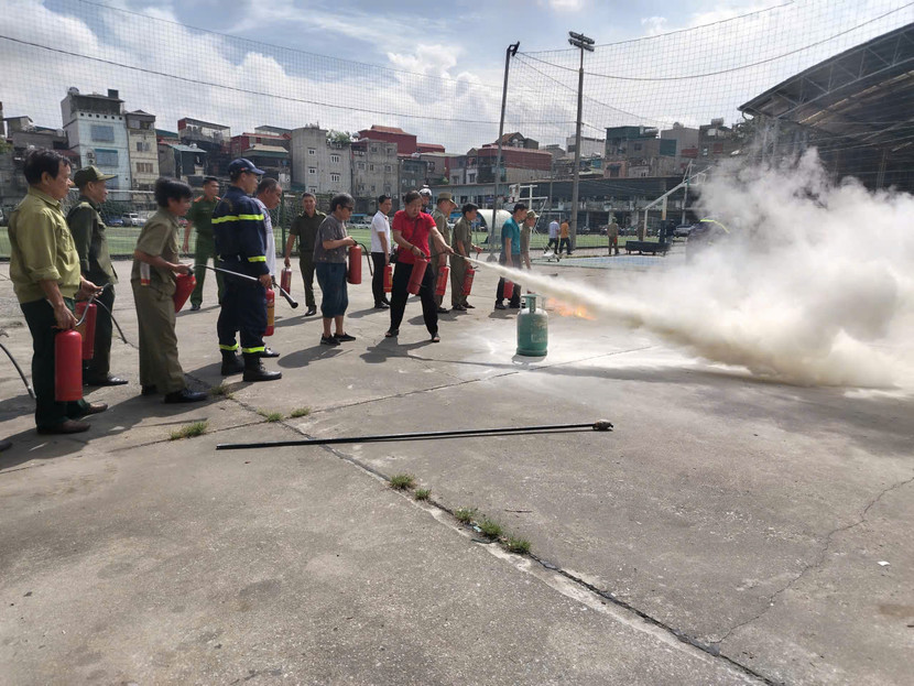 Lực lượng Cảnh sát PCCC và CNCH hướng dẫn thực hành sử dụng bình chữa cháy xách tay an toàn, hiệu quả