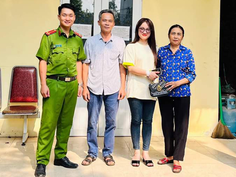 CAX Vĩnh Ngọc và bà Mai đã trao trả tài sản cho chủ nhân chiếc túi xách CAX Vĩnh Ngọc và bà Mai đã trao trả tài sản cho chủ nhân chiếc túi xách