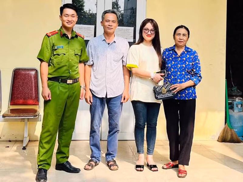 CAX Vĩnh Ngọc và bà Mai đã trao trả tài sản cho chủ nhân chiếc túi xách CAX Vĩnh Ngọc và bà Mai đã trao trả tài sản cho chủ nhân chiếc túi xách