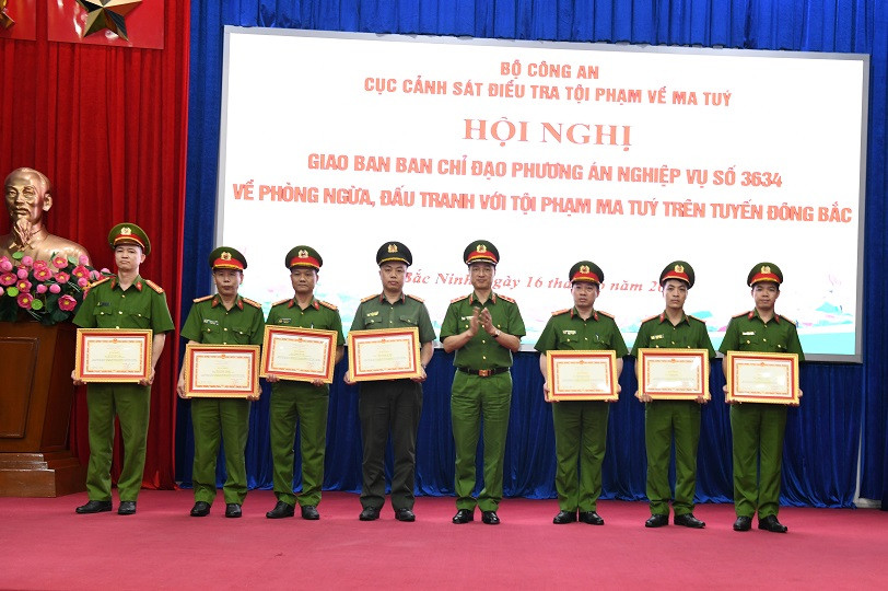 Trung tướng Nguyễn Duy Ngọc trao Bằng khen Bộ Công an cho các tập thể và cá nhân có thành tích xuất sắc Trung tướng Nguyễn Duy Ngọc trao Bằng khen Bộ Công an cho các tập thể và cá nhân có thành tích xuất sắc