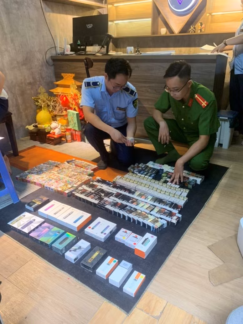 Lực lượng chức năng kiểm đếm số thuốc lá điện tử