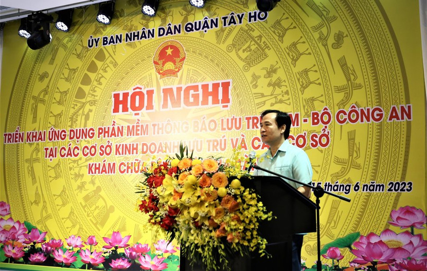 Phó Bí thư Thường trực Quận ủy Tây Hồ Nguyễn Anh Tuấn phát biểu tại hội nghị