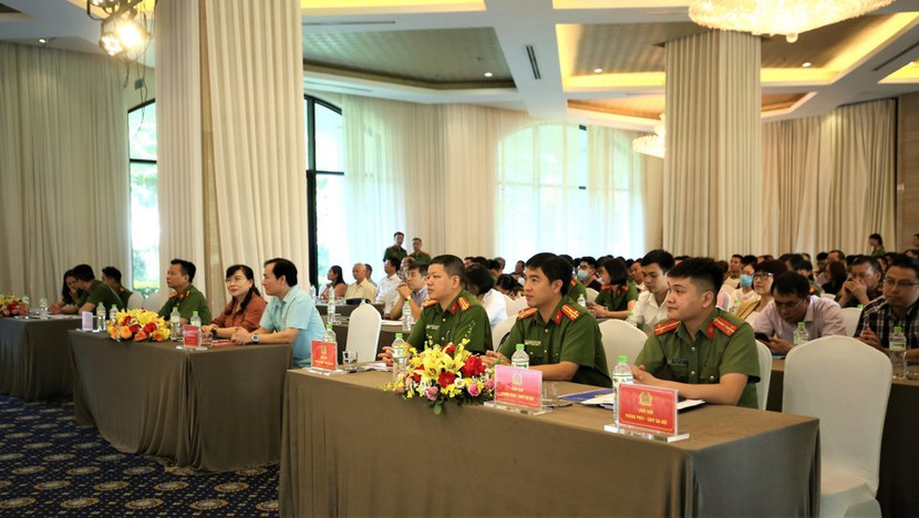 Chỉ huy Phòng CS QLHC về TTXH CATP Hà Nội; lãnh đạo Quận Tây Hồ và các đại biểu dự hội nghị