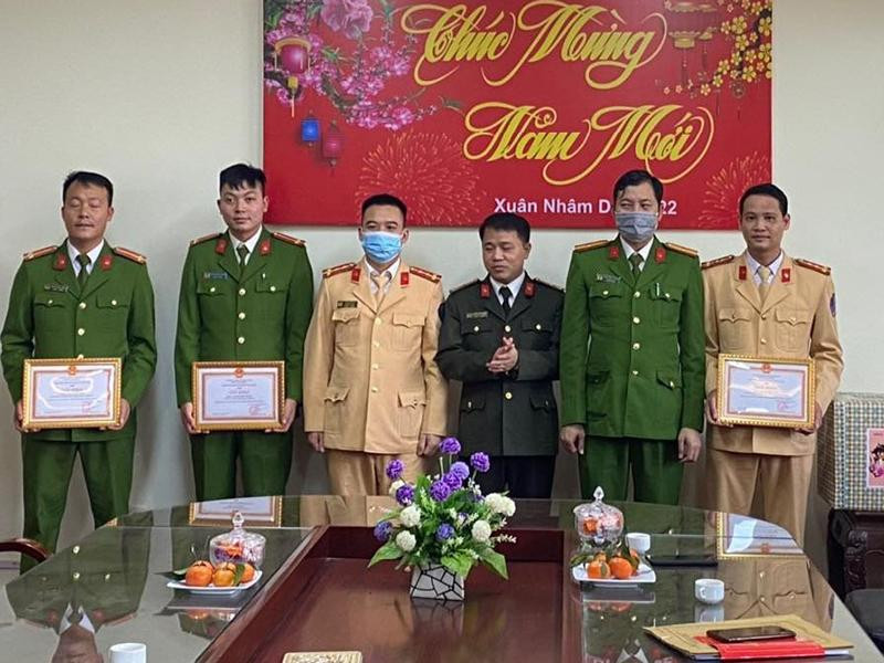 Được sự ủy quyền của lãnh đạo Công an Thành phố, Thượng tá Nguyễn Thành Trung, Phó Trưởng Công an huyện Chương Mỹ đã trao tặng 3 suất quà cho các đồng chí có hoàn cảnh đặc biệt khó khăn