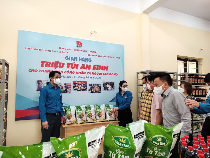 “Gian hàng triệu túi an sinh” ở quận Tây Hồ, Ban Tổ chức trao tặng 1.000 túi quà an sinh với tổng trị giá 300 triệu đồng cho người lao động, người dân có hoàn cảnh khó khăn “Gian hàng triệu túi an sinh” ở quận Tây Hồ, Ban Tổ chức trao tặng 1.000 túi quà an sinh với tổng trị giá 300 triệu đồng cho người lao động, người dân có hoàn cảnh khó khăn