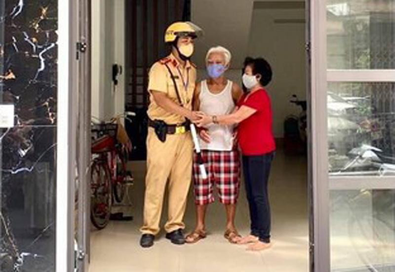 Lực lượng CAQ Tây Hồ giúp đỡ người bị nạn đưa đi cấp cứu và tìm người thân cho nạn nhân