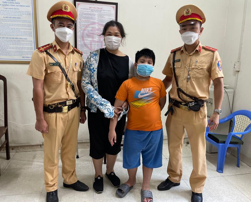 CAQ Tây Hồ bàn giao cháu bé bị lạc cho gia đình