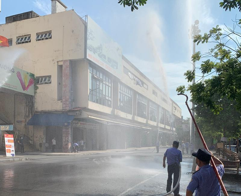 Lực lượng ứng trực tại chợ Đồng Xuân tự kiểm tra phương tiện, thiết bị sẵn sàng ứng phó sự cố trong thời gian ứng trực, bảo vệ chợ do nghỉ giãn cách xã hội Lực lượng ứng trực tại chợ Đồng Xuân tự kiểm tra phương tiện, thiết bị sẵn sàng ứng phó sự cố trong thời gian ứng trực, bảo vệ chợ do nghỉ giãn cách xã hội