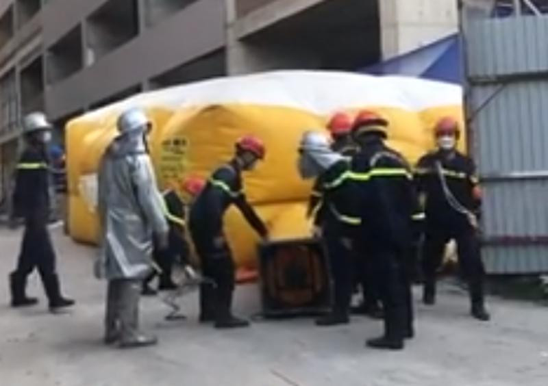 Lực lượng Cảnh sát PCCC và CNCH- CAH Hoài Đức triển khai đệm hơi mặt đất để tổ chức cứu nạn