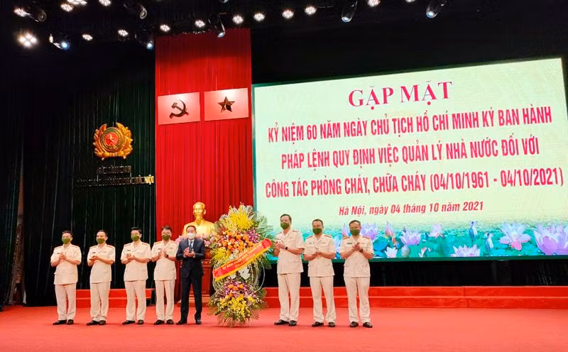 Ông Lê Hồng Sơn, Ủy viên Ban thường vụ Thành ủy, Phó Chủ tịch thường trực UBND thành phố Hà Nội chúc mừng 60 năm ngày truyền thống lực lượng Cảnh sát PCCC và CNCH