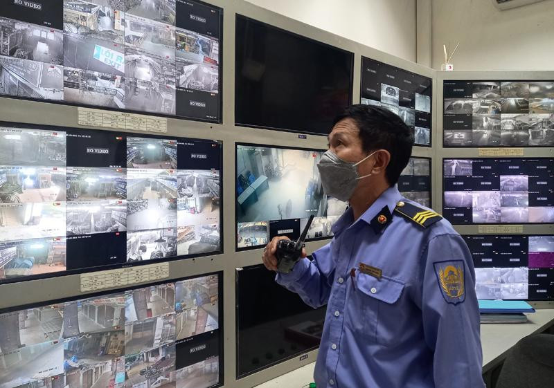 Hàng trăm mắt camera quan sát, ứng trực xử lý sự cố tại trung tâm Hàng trăm mắt camera quan sát, ứng trực xử lý sự cố tại trung tâm