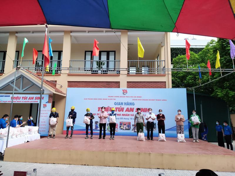 Với tinh thần "San sẻ yêu thương, chung tay vượt qua đại dịch", chương trình “Gian hàng triệu túi an sinh” sẽ giúp đỡ người dân vượt qua khó khăn Với tinh thần "San sẻ yêu thương, chung tay vượt qua đại dịch", chương trình “Gian hàng triệu túi an sinh” sẽ giúp đỡ người dân vượt qua khó khăn