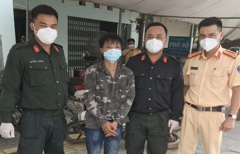 Tổ phòng chống dịch Covid-19 làm nhiệm vụ phát hiện, bắt giữ đối tượng Báo có hành vi tàng trữ trái phép chất ma túy