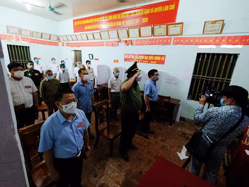 Các đại biểu thực hiện nghi thức chào cờ Tổ quốc Các đại biểu thực hiện nghi thức chào cờ Tổ quốc