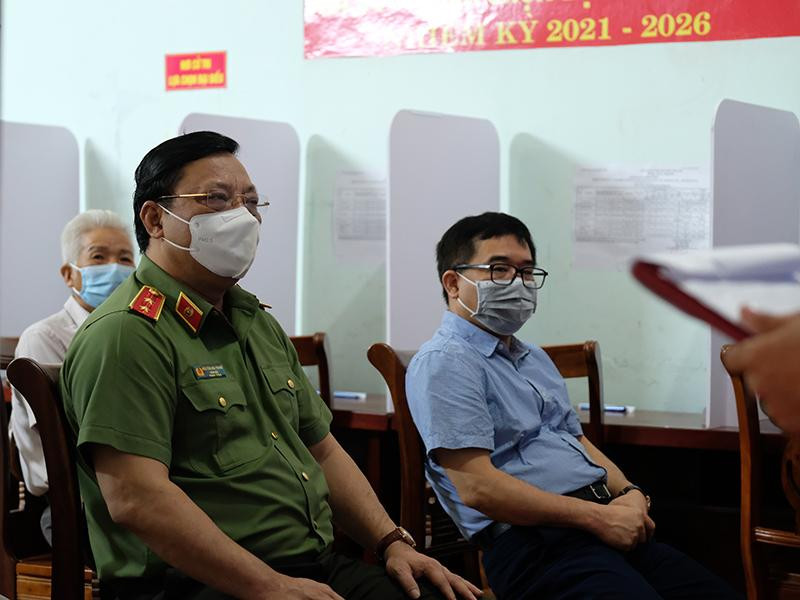 Trung tướng Nguyễn Hải Trung - Uỷ viên Ban Thường vụ Thành uỷ, Bí Thư Đảng uỷ, Giám đốc CATP Hà Nội và đồng chí Đỗ Đình Hồng - Thành ủy viên, Bí thư huyện uỷ Mê Linh dự công tác tổ chức bầu cử lại tại xã Tráng Việt