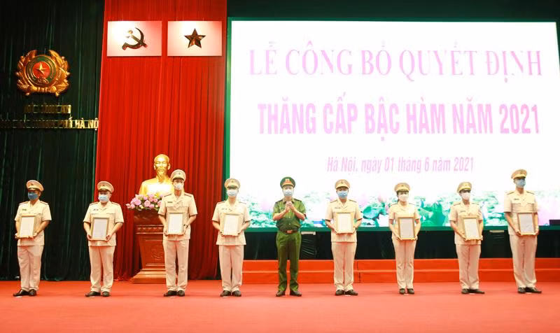 Đại tá Nguyễn Hồng Ky, Phó Giám đốc CATP trao quyết định thăng cấp bậc hàm và nâng bậc lương cho các chỉ huy Phòng và chỉ huy Công an các quận, huyện
