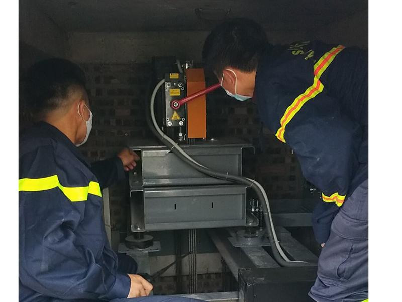 Lực lượng Cảnh sát PCCC và CNCH CAQ Hoàng Mai tiếp cận cứu nạn 4 người mắc kẹt trong thang máy