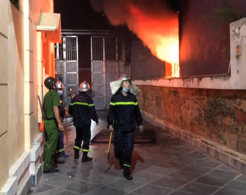 Lực lượng Cảnh sát PCCC và CNCH - CAQ Bắc Từ Liêm nhanh chóng triển khai đội hình ngăn cháy lan, dập tắt đám cháy tại ngôi nhà 4 tầng có địa chỉ tại số 203A đường Phú Diễn, phường Phú Diễn, quận Bắc Từ Liêm