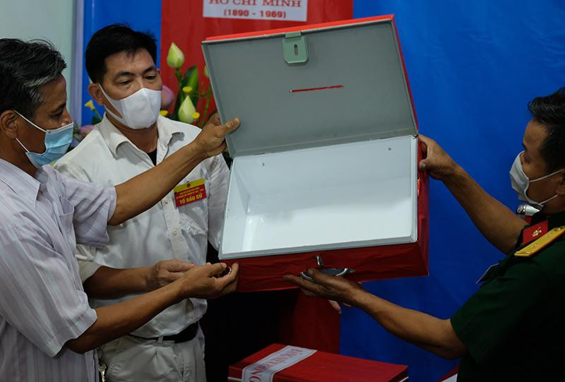 Công tác kiểm tra hòm phiếu chính và phụ được giám sát rất chặt chẽ