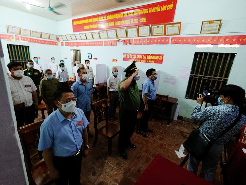 Các đại biểu thực hiện nghi thức chào cờ Tổ quốc