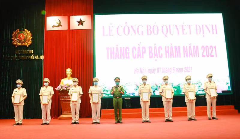 Đại tá Trần Ngọc Dương, Phó Giám đốc CATP trao quyết định thăng cấp bậc hàm, nâng bậc lương cho chỉ huy và CBCS - CATP