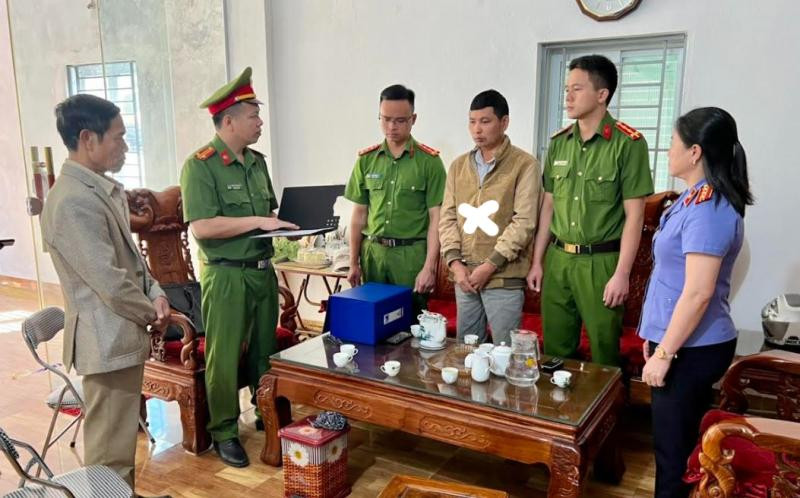 Cơ quan CSĐT đọc lệnh bắt đối tượng Nhuận (X)