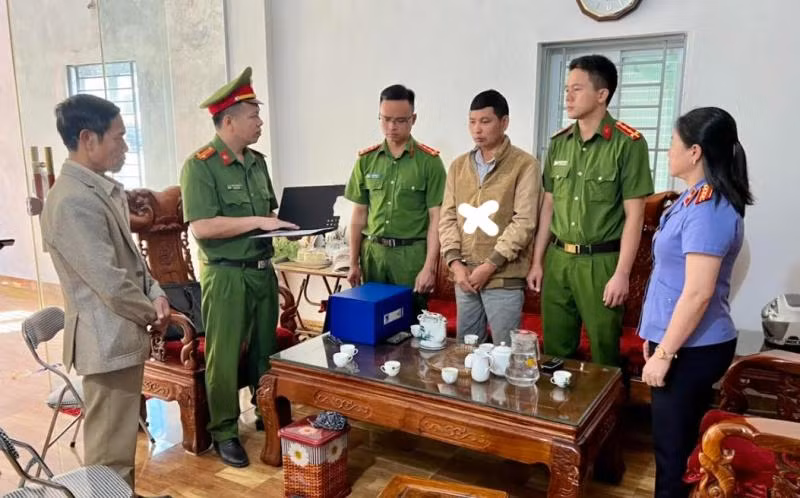 Cơ quan CSĐT đọc lệnh bắt đối tượng Nhuận (X)