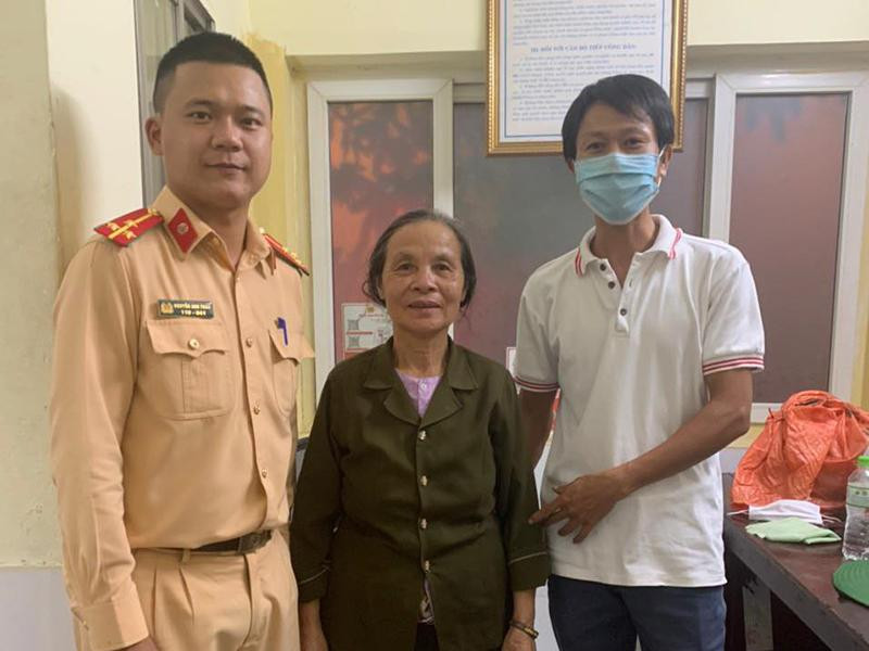 Đội Cảnh sát giao thông số 1 - Phòng Cảnh sát giao thông đã giúp đỡ cụ bà bị lạc đường tìm người thân Đội Cảnh sát giao thông số 1 - Phòng Cảnh sát giao thông đã giúp đỡ cụ bà bị lạc đường tìm người thân