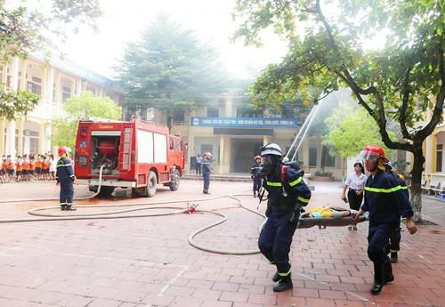 Lực lượng Cảnh sát PCCC và CNCH diễn tập phương án chữa cháy Lực lượng Cảnh sát PCCC và CNCH diễn tập phương án chữa cháy