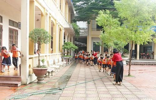 Các học sinh trải nghiệm thực tế thoát nạn trong cháy giả định Các học sinh trải nghiệm thực tế thoát nạn trong cháy giả định