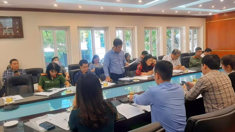 Ông Nguyễn Minh Cường, Trưởng phòng Văn hóa - Thông tin quận Cầu Giấy báo cáo với đoàn công tác