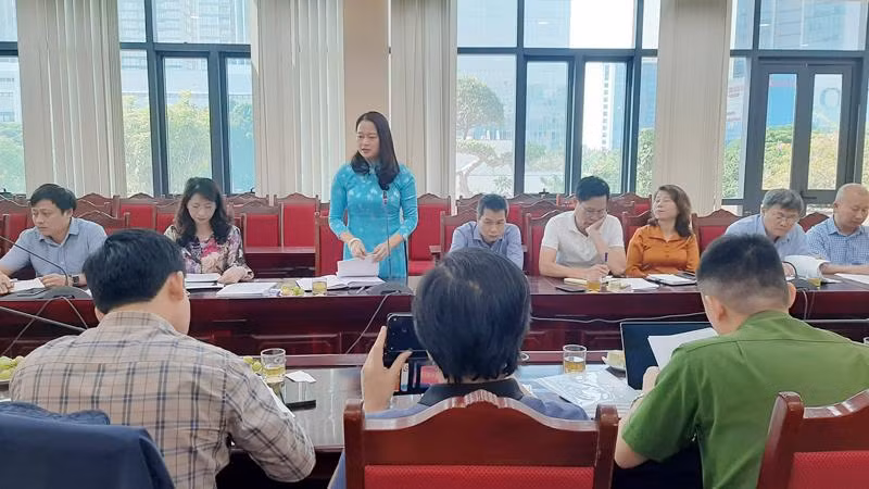 Bà Phạm Thị Diễm, Phó Chủ tịch UBND quận Ba Đình báo cáo công tác quản lý karaoke, quán bar với Đoàn công tác liên ngành