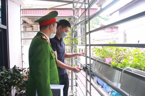 Công an quận Hoàn Kiếm vận động, tuyên truyền người dân mở lối thoát nạn thứ 2 trong ngôi nhà của mình Công an quận Hoàn Kiếm vận động, tuyên truyền người dân mở lối thoát nạn thứ 2 trong ngôi nhà của mình