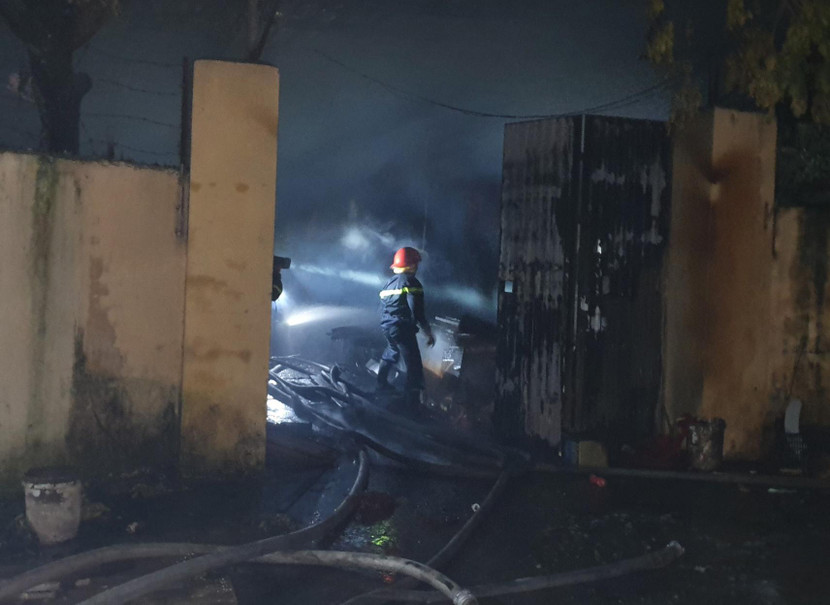 Đội cảnh sát PCCC và CNCHC Công an huyện Đan Phượng đã kịp thời ngăn cháy lan và dập tắt đám cháy