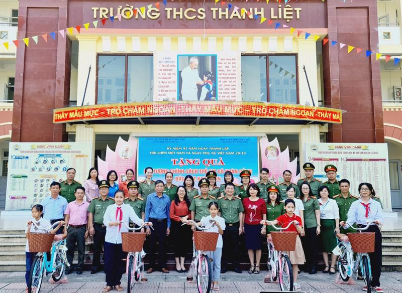 Cụm thi đua số 10 CATP Hà Nội và Hội Liên hiệp phụ nữ huyện Thanh Trì phối hợp trao tặng 18 xe đạp cho học sinh có hoàn cảnh khó khăn