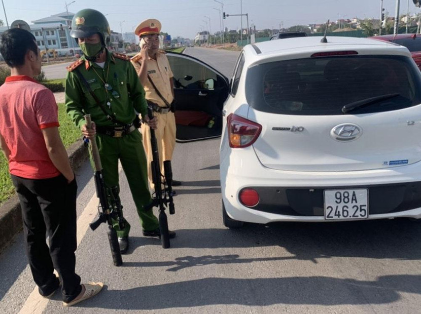 Lực lượng Cảnh sát giao thông làm nhiệm vụ phát hiện trên xe có 2 khẩu súng Lực lượng Cảnh sát giao thông làm nhiệm vụ phát hiện trên xe có 2 khẩu súng