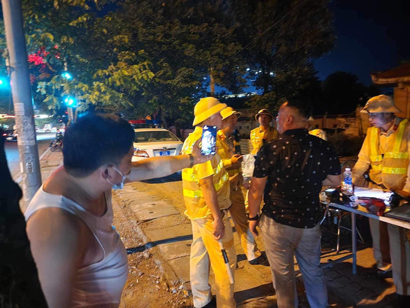 Tổ công tác xử lý vi phạm do lái xe vi phạm nồng độ cồn giả danh phóng viên can thiệp Tổ công tác xử lý vi phạm do lái xe vi phạm nồng độ cồn giả danh phóng viên can thiệp