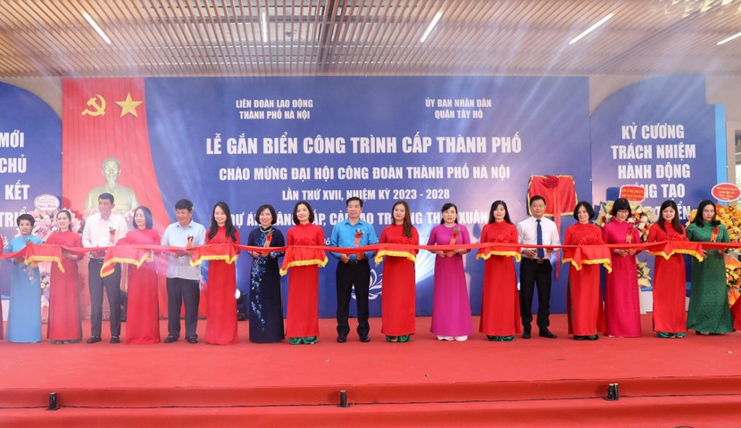 Các đồng chí lãnh đạo LĐLĐ Thành phố và lãnh đạo quận Tây Hồ cắt băng khánh thành Dự án nâng cấp, cải tạo Trường THCS Xuân La