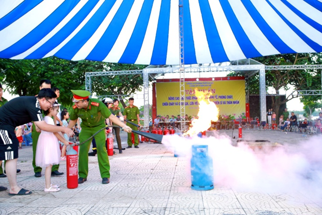 Lực lượng Công an giúp các bé trải nghiệm với phương tiện PCCC