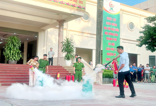 Các học viên thực hành xử lý đám cháy