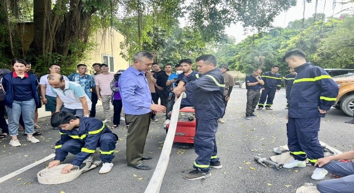 Hướng dẫn học viên sử dụng máy bơm chữa cháy