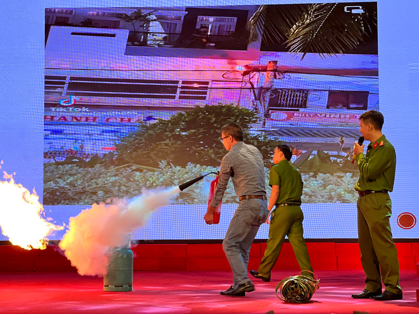 Các học viên được hướng dẫn kỹ năng xử lý cháy