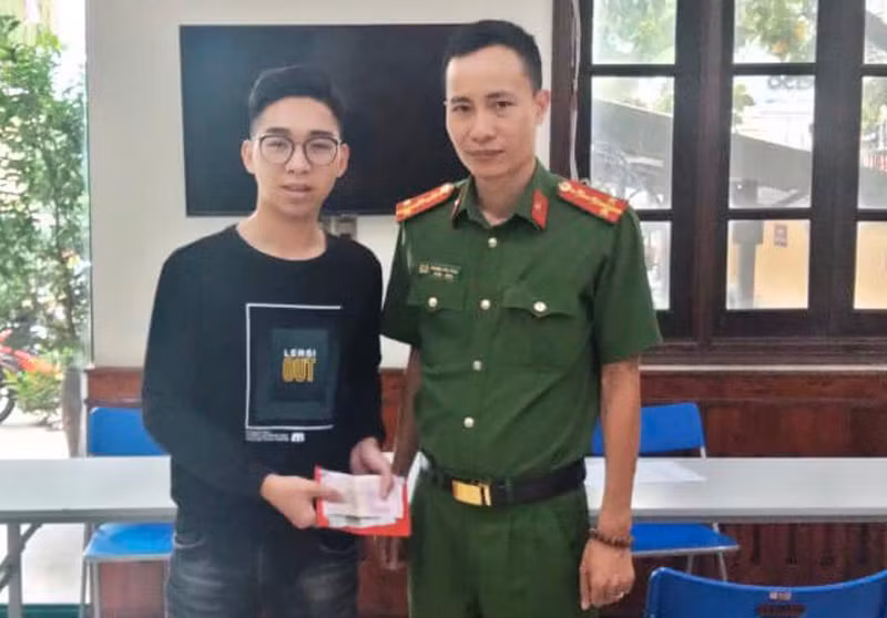Công an phường Yên Phụ đã tìm chủ nhân và trao trả tài sản cho người đánh rơi