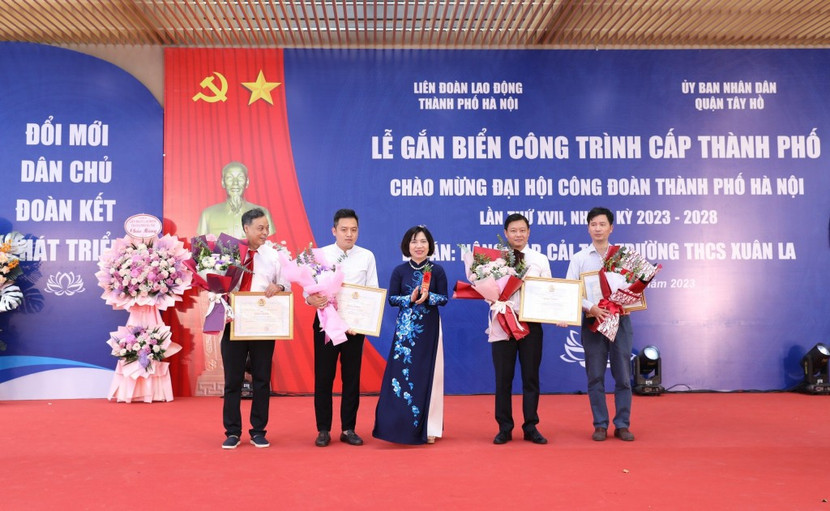 Đồng chí Lê Thị Thu Hằng - Bí thư Quận ủy, Chủ tịch Hội đồng nhân dân quận Tây Hồ trao Bằng khen của LĐLĐ Thành phố cho các tập thể, cá nhân có thành tích xuất sắc trong thực hiện Dự án