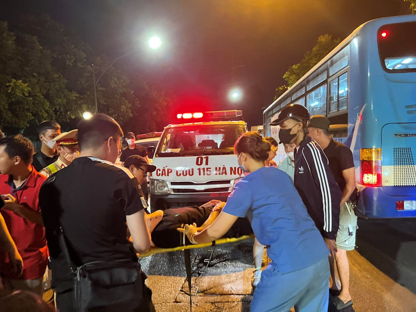 Lực lượng chức năng nhanh chóng đưa người bị nạn đi cấp cứu Lực lượng chức năng nhanh chóng đưa người bị nạn đi cấp cứu