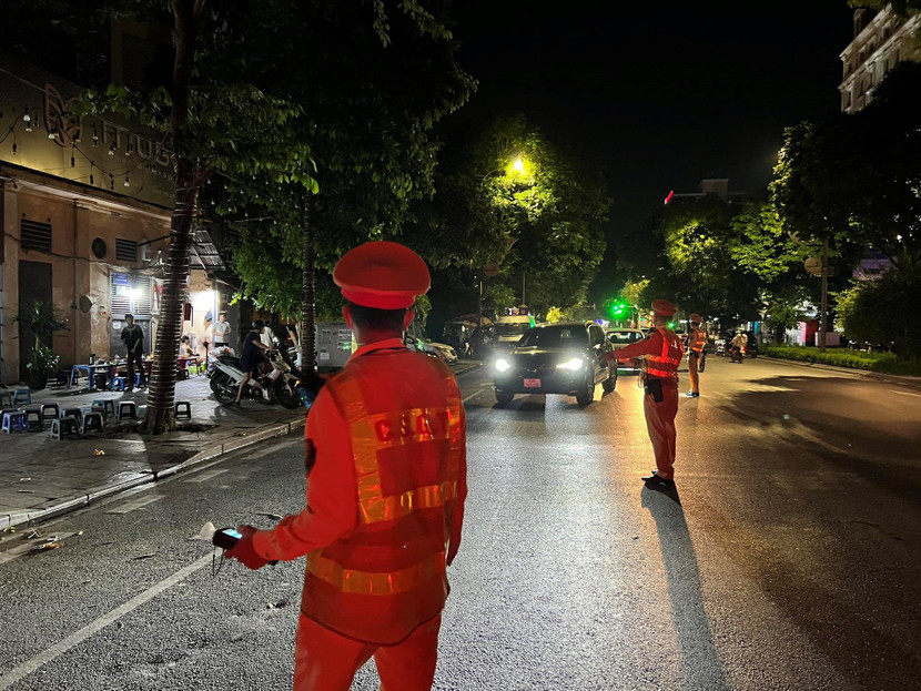 Tổ công tác làm nhiệm vụ xử lý nồng độ cồn trong đêm Tổ công tác làm nhiệm vụ xử lý nồng độ cồn trong đêm