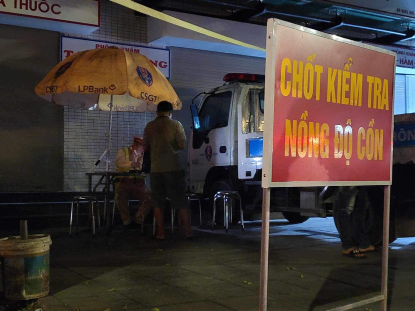 Chốt làm nhiệm vụ kiểm tra nồng độ cồn trong đêm Chốt làm nhiệm vụ kiểm tra nồng độ cồn trong đêm