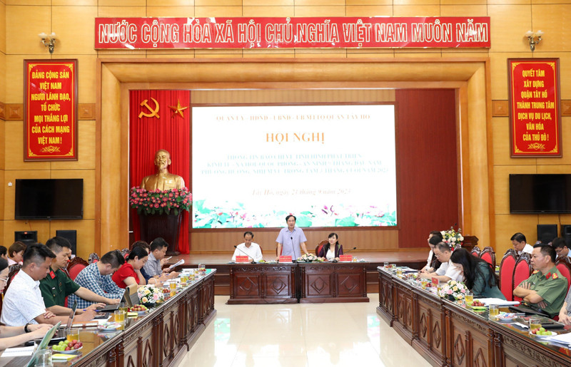 Đồng chí Nguyễn Anh Tuấn, Phó Bí thư Thường trực Quận ủy Tây Hồ phát biểu tại hội nghị Đồng chí Nguyễn Anh Tuấn, Phó Bí thư Thường trực Quận ủy Tây Hồ phát biểu tại hội nghị