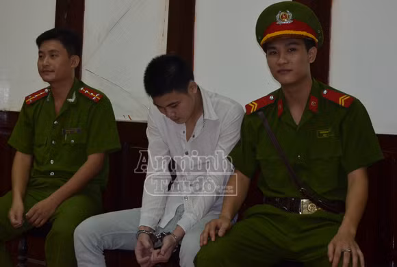 Xem phim “đen” nên nổi máu dê với bé gái ảnh 1